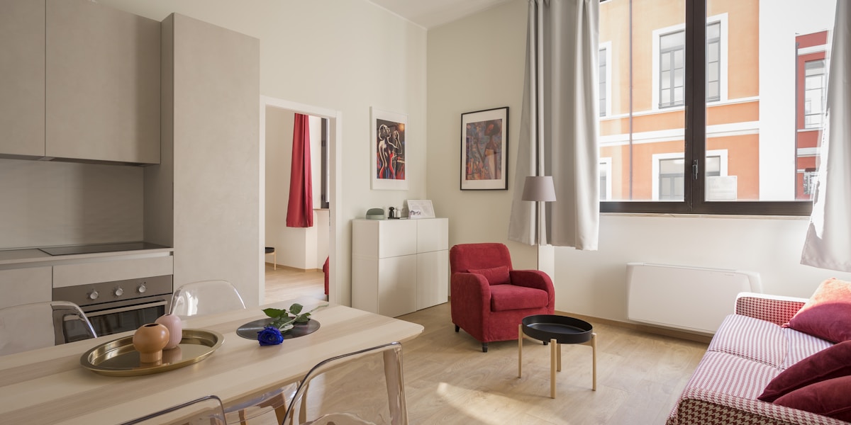 How Three Queens Hotel Compares to Airbnb in Burton